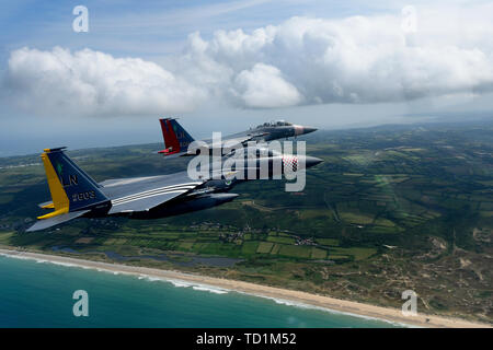 Ein paar Erbe lackiert F-15E Strike Eagles zugeordnet zu der 48th Fighter Wing ein Flypast über der Normandie, Frankreich zur Unterstützung der 75. Jahrestag des D-Day der 9. Juni, 2019. Eine epische multinationale Operation, D-Day Partnerschaften und stärkt die transatlantischen Bande, die an diesem Tag bleiben. (U.S. Air Force Foto/Tech. Sgt. Matthäus Plew) Stockfoto