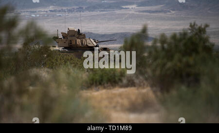 Eine M3A2 Bradley Fighting Fahrzeug, von 3 Bataillon der Oklahoma Army National Guard, 116 Cavalry Regiment, 116 Cavalry Brigade Combat Team und bietet Sicherheit für taktische Operationen der Einheit während einer Nationalen Training Center Rotation in Fort Irwin, Kalifornien, 5. Juni 2019. Die Bradley ist ein schützenpanzer wird demontiert Infanterie Soldaten in der Nähe von feindlichen Truppen zu manövrieren. (U.S. Air National Guard Foto von Master Sgt. Joshua C. Allmaras) Stockfoto