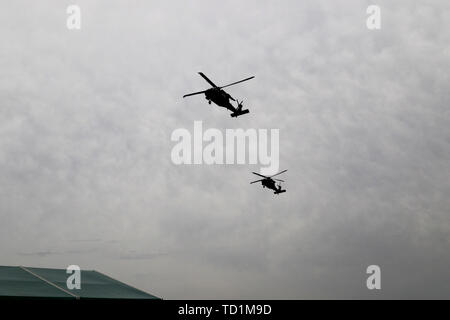 Zwei Ohio Army National Guard UH-60M Black Hawk Hubschraubern Durchführen einer militärischen Überflug, signalisiert den Start in die Honoree Zeremonie an der Memorial Turnier 29. Mai 2019, in Muirfield Village Golf Club in Dublin, Ohio. LPGA Tour legende Judy Rankin wurde für ihre Hall of Fame Karriere, LPGA Spieler des Jahres und LPGA Tour Geld Gewinner (1976-77) enthalten und werden die erste weibliche golf Fernsehenansager geehrt. Stockfoto