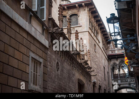 Die Carrer del Bisbe Brücke am Palau de Generalitat, der berühmte Klon der Venedig Seufzerbrücke im gotischen Viertel von Barcelona Stockfoto