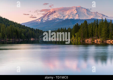 Blick auf Mount Shasta (vom See Siskiyou). Mount Shasta ist ein Vulkan am südlichen Ende der Cascade Range in Siskiyou County, Kalifornien. Am Eleva Stockfoto