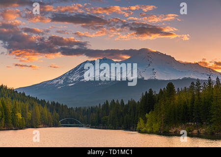 Blick auf Mount Shasta (vom See Siskiyou). Mount Shasta ist ein Vulkan am südlichen Ende der Cascade Range in Siskiyou County, Kalifornien. Am Eleva Stockfoto