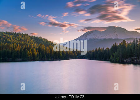 Blick auf Mount Shasta (vom See Siskiyou). Mount Shasta ist ein Vulkan am südlichen Ende der Cascade Range in Siskiyou County, Kalifornien. Am Eleva Stockfoto