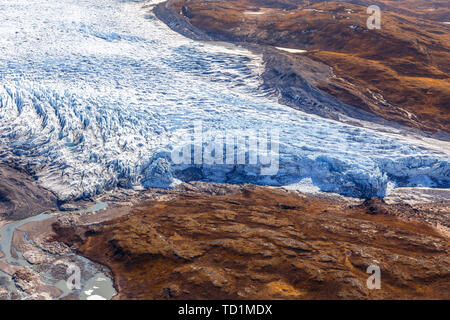 Grönländischen Eisschild schmilzt Gletscher mit Tundra Luftaufnahme, in der Nähe von Kangerlussuaq, Grönland Stockfoto