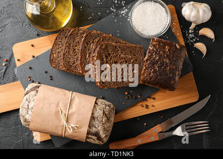 Komposition mit Brot auf Schneidebrett, Ansicht von oben Stockfoto