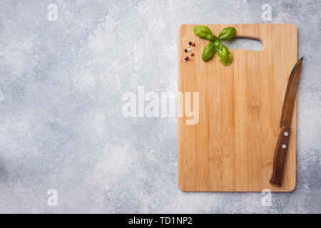 Leere Holz Schneidebrett am Küchentisch. Ansicht von oben kopieren, Stockfoto