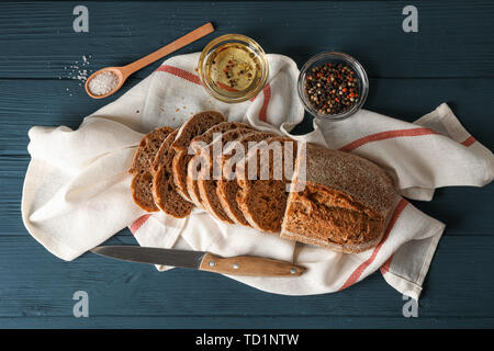 Zusammensetzung mit frisch gebackenem Brot auf Holz- Hintergrund, Ansicht von oben und Platz für Text Stockfoto