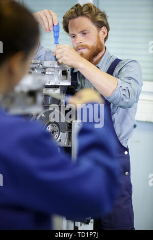 Maschinist Reparatur Aufzug im Aufzugsschacht Stockfoto