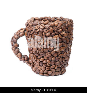 Eine Tasse Kaffee aus Kaffeebohnen auf weißem Hintergrund schließen isoliert, Stockfoto