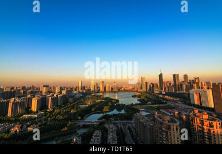 Hefei Schwanensee Core Business District, Schwanensee, früher bekannt als "Lotusblatt Land", da der See Oberfläche wird in der Form eines Schwans benannt, im neuen Bereich von Hefei Regierung befindet, mit einer Gesamtfläche von 136 Hektar und einem See Fläche von 70 Hektar. Binshan Road im Osten, Qimen Straße im Süden, Shengquan Straße im Westen und Osten stream Straße im Norden. Rund um den See ist Hefei Grand Theater, Swan Lake Fitnessraum, Anhui Provincial Museum, Hefei Stadtverwaltung Gemini Gebäude, Anhui neue Radio- und Fernsehzentrum und anderen berühmten Gebäuden in der Provinz Anhui. Stockfoto