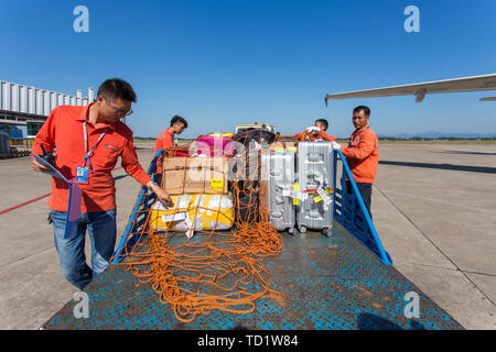 Southern Airlines, Ground Crew Transport von Gepäck. Stockfoto