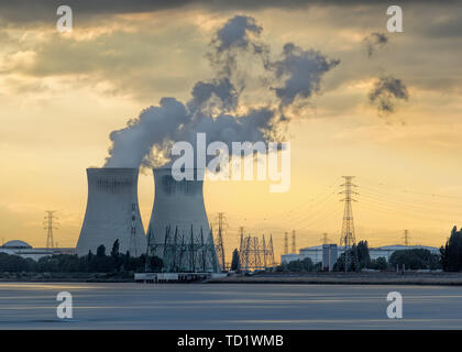 Riverbank mit Kernkraftwerken Doel während ein Sonnenuntergang mit dramatischen cluds, der Hafen von Antwerpen, Belgien Stockfoto