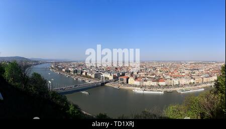 Budapest, April 2019 - Panoramablick auf die Skyline von Budapest (Pest). Diese Ansicht enthält die Elisabethbrücke, Basilika und der Kettenbrücke mit blauem Himmel. Stockfoto