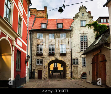 Mittelalterliche Straße mit dem schwedischen Tor in Riga, Lettland. Teil von Riga Wand Stockfoto
