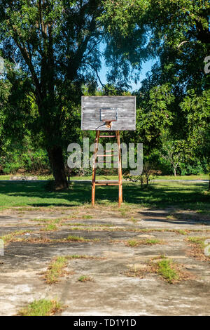 Rustikale Basketballkorb in der öffentlichen Arena Stockfoto