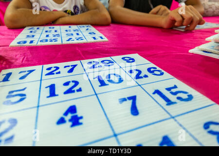 Bingo Boards werden in der Tabelle auf dem Festival Lopburi Thailand Stockfoto