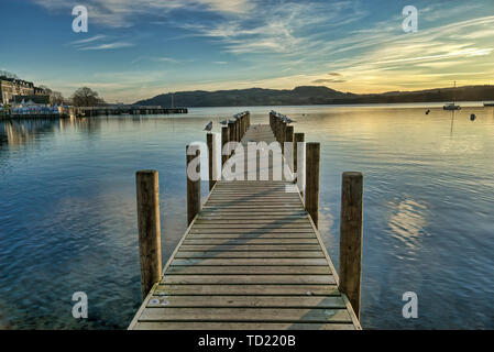 Ein Blick auf die Anlegestelle auf Windermere bei Sonnenuntergang. Stockfoto