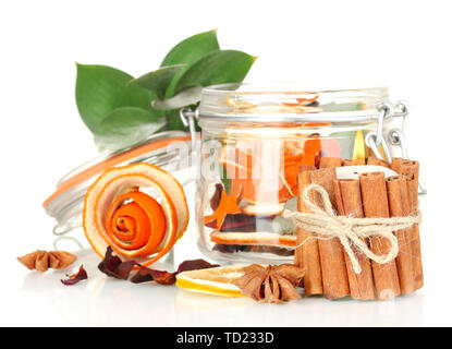 Dekorative stieg von trockenen Orange Peel in Glas Vase und brennende Kerze isoliert auf weißem Stockfoto