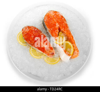 Stücke der roten Fisch auf Eis in der Platte isoliert auf weißem Stockfoto