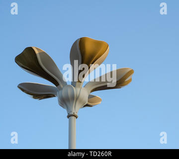 Qingdao und blauer Himmel Blütenblatt-förmige street lamp Stockfoto