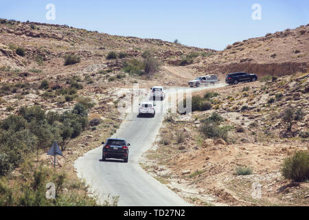 Jordanien, Naher Osten, Autokorsos, Fahrzeuge, Wüsten, Wüsten, Gobi, alte Städte, Sehenswürdigkeiten, kleine Städte, Kleinstädte, Colosseum, Leben, Bewohner, Straßen, Wege, Straßen, städtischen Gebieten Stockfoto