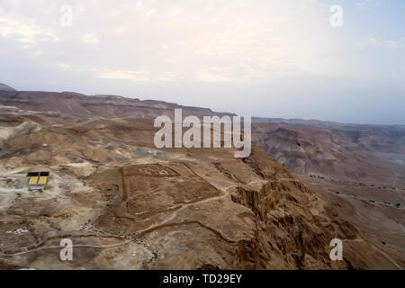 Luftaufnahme der Ruinen der römischen Lager an der Festung Masada in der Arava Tal in Israel. Historischen Ruinen. Archäologische Ausgrabungen in der Stockfoto