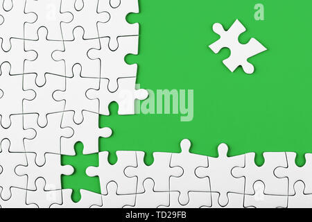Nahaufnahme von das letzte Stück des Puzzles fehlt auf grünem Hintergrund Stockfoto