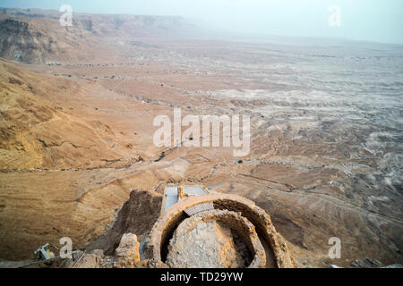 Luftaufnahme von König Herodes Festungsruine gegen das Tal an den Vorbergen in der Judäischen Wüste, Israel. Reste der alten menschlichen Gebäude auf dem Berg Stockfoto