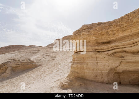 Warme farben Hintergrund. Grossen gelben Sandstein ont den Hügel gegen die skyscape. Texturierte geschnitzten Berg- und hellen Himmel. Judäische Wüste Landschaft auf einem Stockfoto