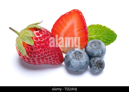 Erdbeere und Heidelbeere Obst auf weißem Hintergrund mit Freistellungspfad isoliert Stockfoto