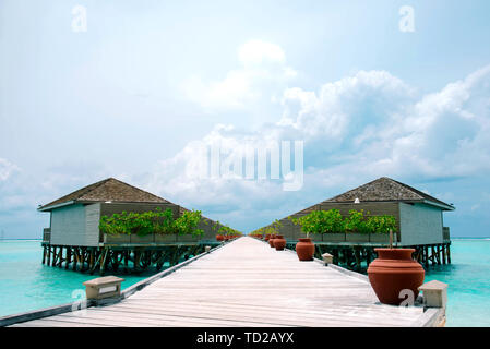 Meeru Island Malediven April 2019. - Amazing tropical Overwater Bungalow Resort am Strand. Stockfoto