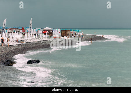 BATUMI, Georgien - 10. September 2018: Batumi Stadt Stein Strand mit Touristen ruhen tagsüber in Stockfoto