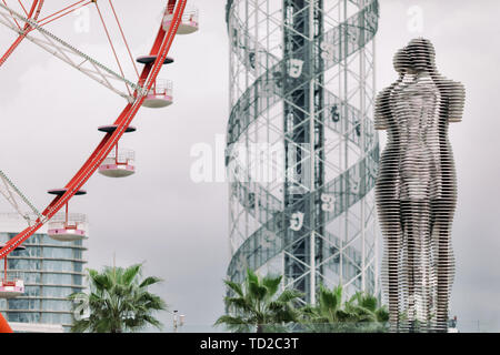 BATUMI, Georgien - 10. September 2018: Sich bewegende Skulptur "Ali und Nino", Alphabet Turm und Riesenrad in Batumi, Georgien Stockfoto