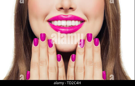 Nägel und Lippen. Frau berühren, ihre Wangen, ihre Hände mit Maniküre Nägel. Rosa Farbe Lippenstift und Nagellack Stockfoto