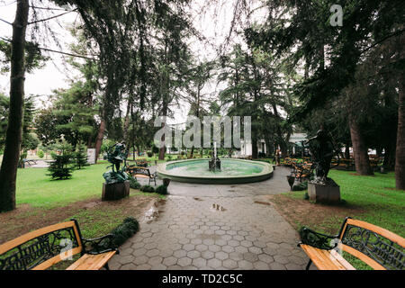 BATUMI, Georgien - 10. September 2018: Denkmal auf Batumi Boulevard im bewölkten Tag Stockfoto