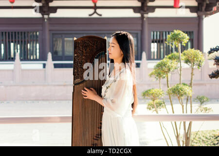 Spielen Guzheng Stockfoto