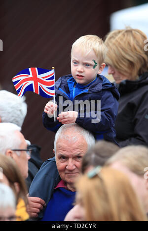 Die Menschen warten auf die Ankunft des Herzogs und der Herzogin von Cambridge vor ihren Besuch in Keswick Stadtzentrum als Teil eines Besuches in Cumbria. Stockfoto