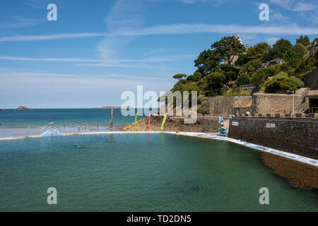 Meerwasser Pool am Strand Plage de L'Ecluse, Dinard, Bretagne, Frankreich Stockfoto