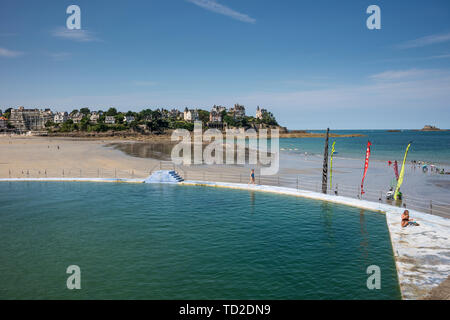 Meerwasser Pool am Strand Plage de L'Ecluse, Dinard, Bretagne, Frankreich Stockfoto