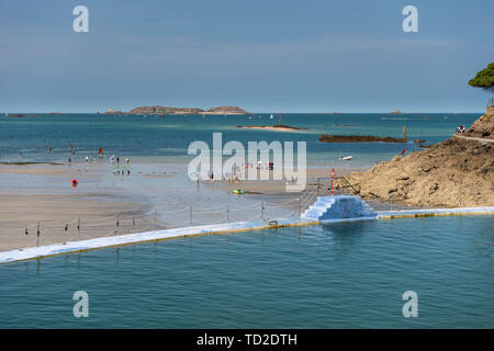 Meerwasser Pool am Strand Plage de L'Ecluse, Dinard, Bretagne, Frankreich Stockfoto