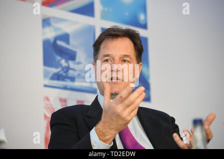 Ehemaliger Stellvertretender Premierminister Nick Clegg Adressen die Zeiten CEO Gipfel News Gebäude in London Bridge, London. Stockfoto