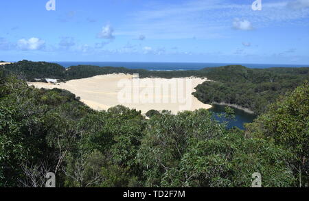 Landschaft aus Dünen und Lake Wabby auf Fraser Island (Sunshine Coast, Queensland, Australien). Lake Wabby ist ein kleines Süßwasser, grünen See. Es i Stockfoto