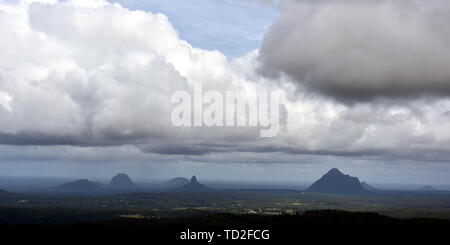 Panoramablick auf den Glass House Mountains National Park an der Sunshine Coast (Queensland, Australien). Die Glasshouse Mountains sind in der nach Silhouette Stockfoto