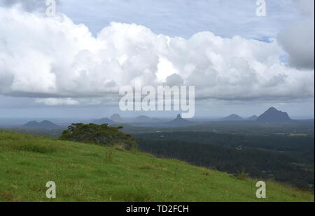 Panoramablick auf den Glass House Mountains National Park an der Sunshine Coast (Queensland, Australien). Die Glasshouse Mountains sind in der nach Silhouette Stockfoto