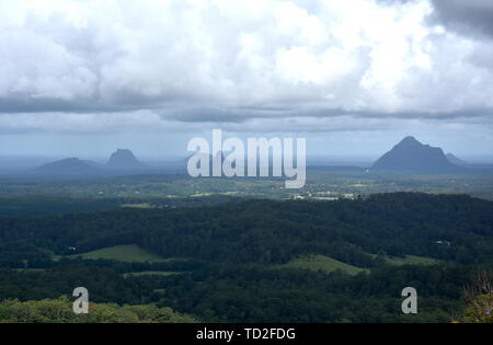 Panoramablick auf den Glass House Mountains National Park an der Sunshine Coast (Queensland, Australien). Die Glasshouse Mountains sind in der nach Silhouette Stockfoto