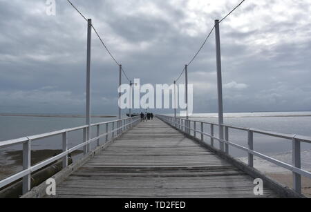 Tolle Aussicht von Hervey Bay aus der Holz- Urangan Pier. Der Pier ist auch ein beliebter Angelplatz bei allen Gezeiten. Sprudeln Meer an einem bewölkten Tag. Horizontale Stockfoto