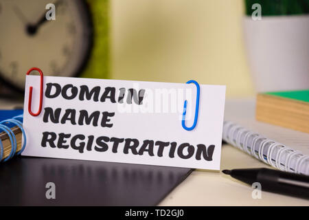 Domain Name Registrierung auf dem Papier auf dem Schreibtisch isoliert. Business und Inspiration Konzept Stockfoto