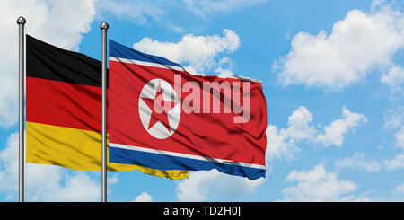 Deutschland und Nordkorea Fahne im Wind gegen Weiße bewölkt blauer Himmel zusammen. Diplomatie Konzept, internationale Beziehungen. Stockfoto