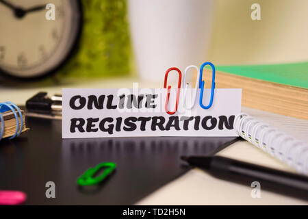 Online Registrierung auf dem Papier auf dem Schreibtisch isoliert. Business und Inspiration Konzept Stockfoto