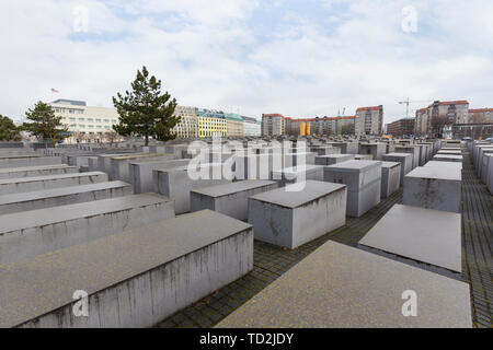 Hunderte von betonplatten oder Stelen am Denkmal für die ermordeten Juden Europas, auch Holocaust-mahnmal genannt, in der Innenstadt von Berlin, Deutschland. Stockfoto